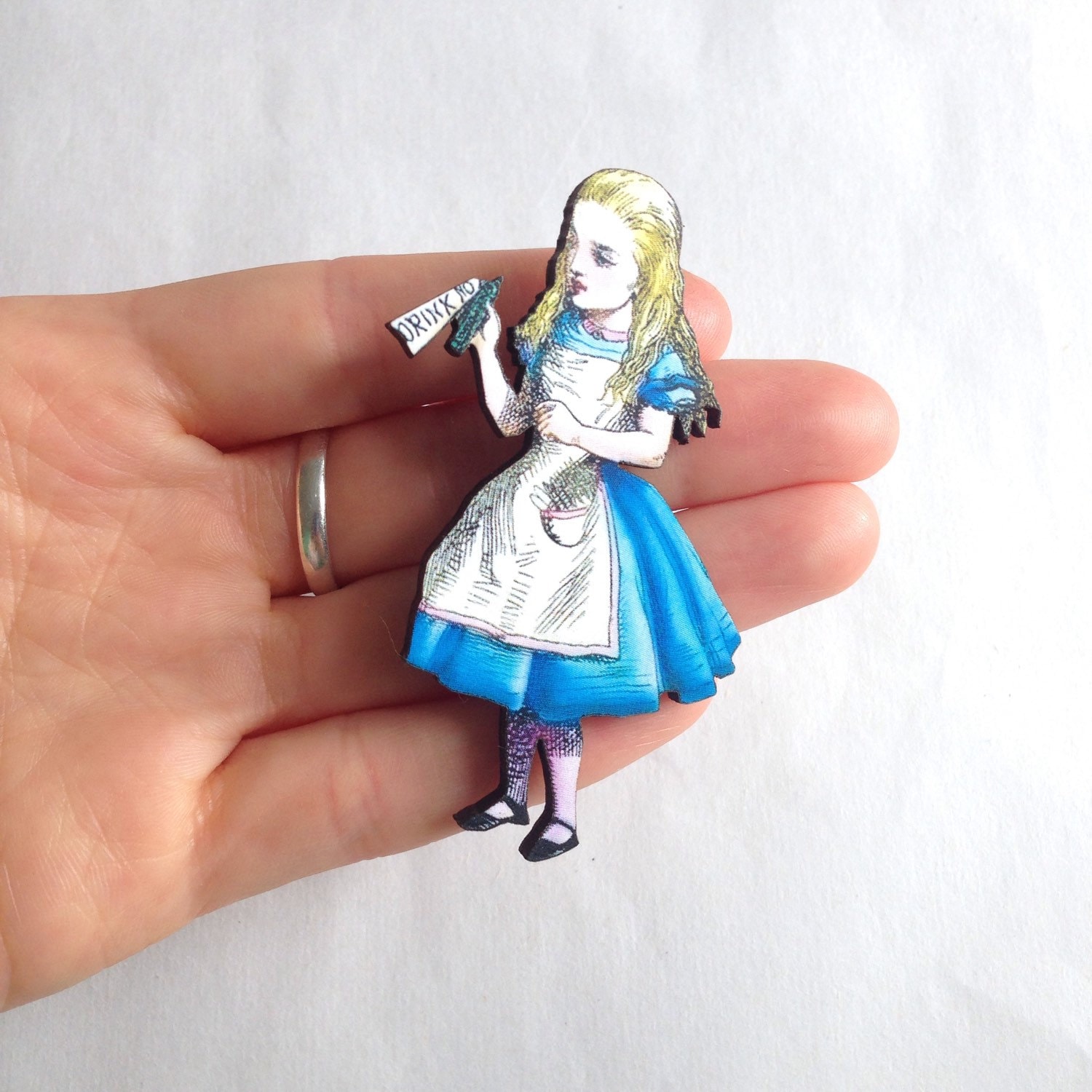 Alice Im Wunderland Hält Eine Flasche Mit Drink Me Holz Brosche Pin Unbirthday Geschenk Nachmittag Madhatters Tea Party Kostüm Outfit Hen Do von LaviniasTeaParty