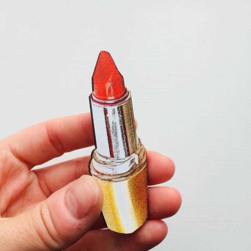 Gelb Und Rot Lippenstift Brosche Make Up Pin Geburtstag Holz Geschenk Für Stocking Filler Stuffer Schmuck Retro Kragen von LaviniasTeaParty
