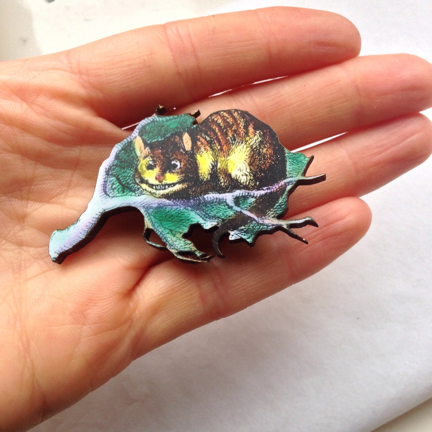 Grinsekatze Alice Im Wunderland Holz Brosche Unbirthday Mad Hatters Tea Party Geschenk Für Buchfans Und Frauen Bücherwurm von LaviniasTeaParty