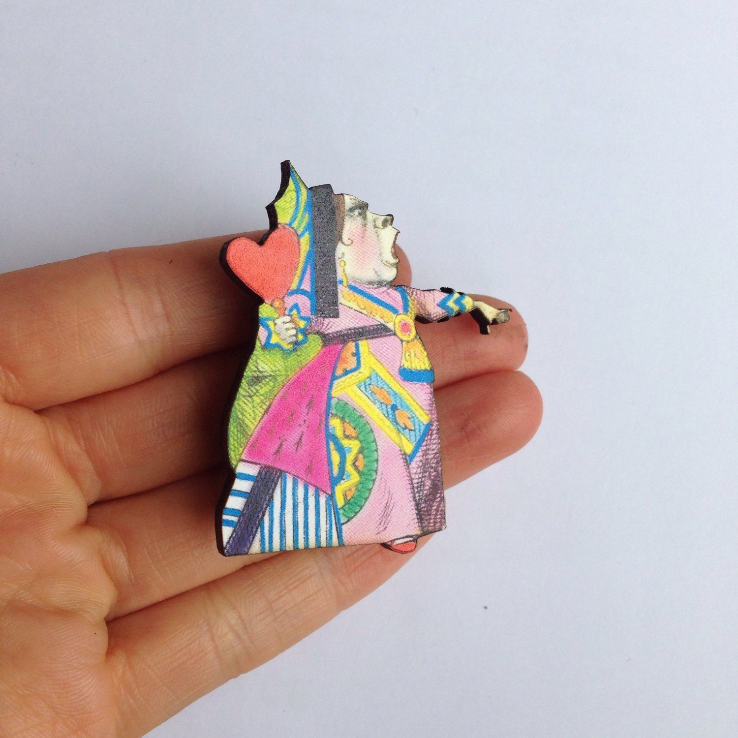 Herzkönigin Aus Alice Im Wunderland Holz Brosche Pin Geschenk Für Madhatter's Afternoon Tea Party Kostüm Outfit Rosa Grün von LaviniasTeaParty