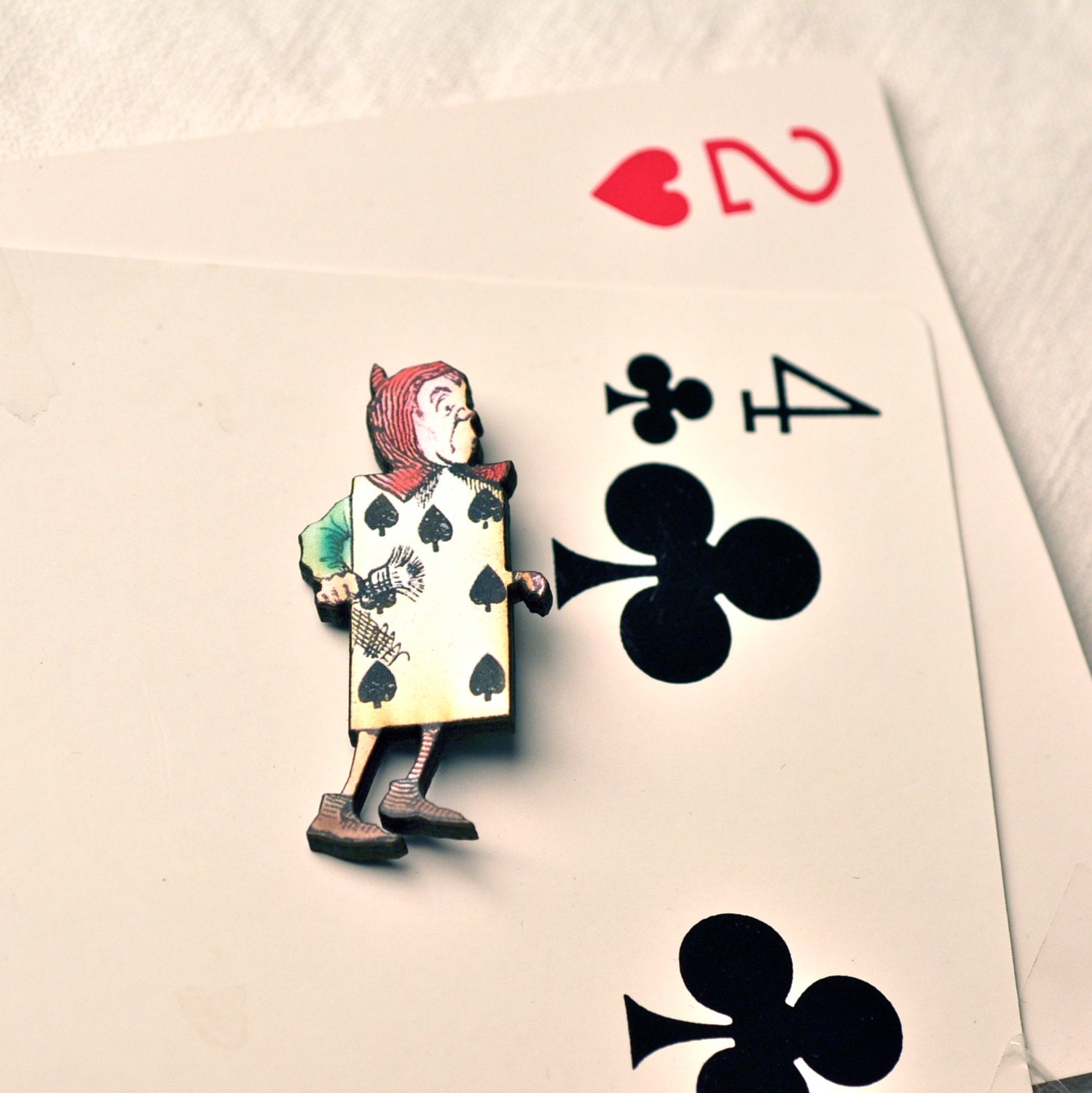 Karten Guard From Alice Im Wunderland Holz Brosche Unbirthday Mad Hatters Tea Party Geschenk Für Buchfans Und Frauen von LaviniasTeaParty