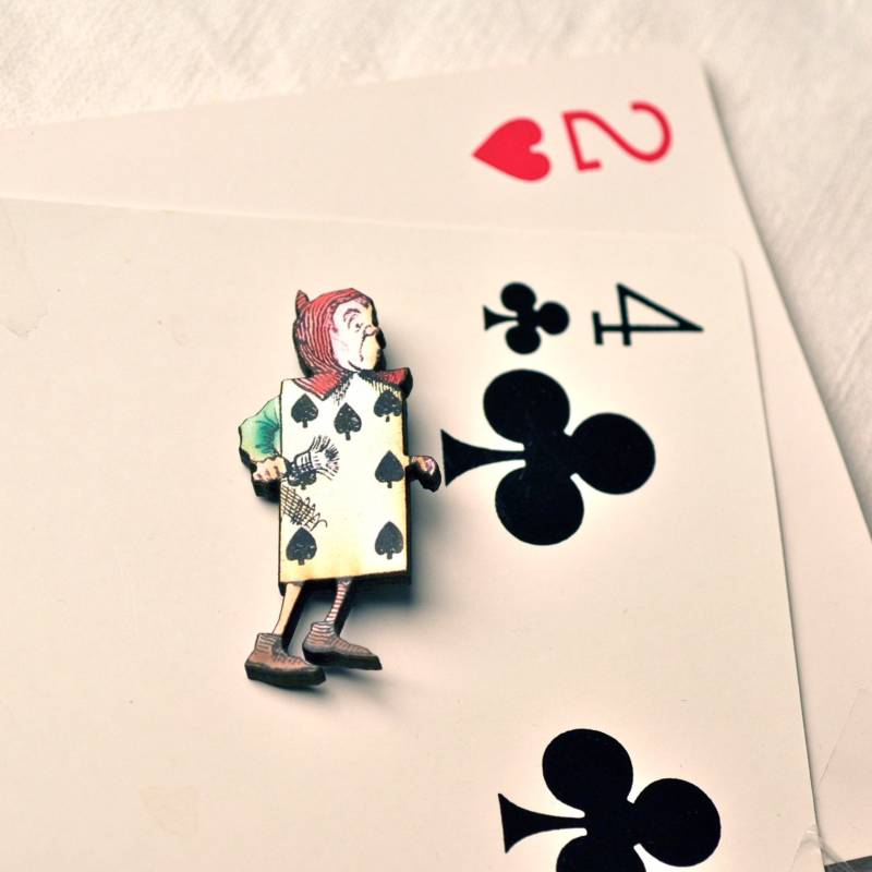 Karten Guard From Alice Im Wunderland Holz Brosche Unbirthday Mad Hatters Tea Party Geschenk Für Buchfans Und Frauen von LaviniasTeaParty