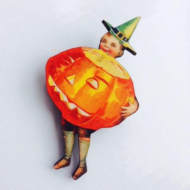 Kitsch Halloween Kid Grün Hut Mit Jack O Lantern Orange Kürbis Holz Brosche Süßes Oder Saures von LaviniasTeaParty