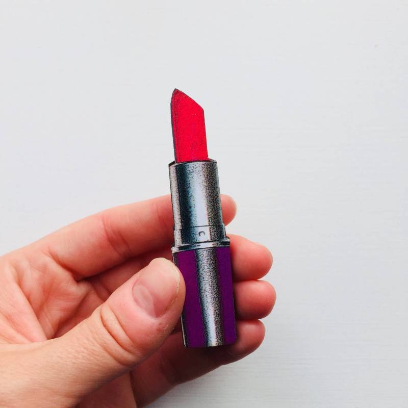 Lila Und Rot Lippenstift Brosche Make Up Pin Geburtstag Holz Geschenk Für Stocking Filler Stuffer Schmuck Retro Kragen von LaviniasTeaParty
