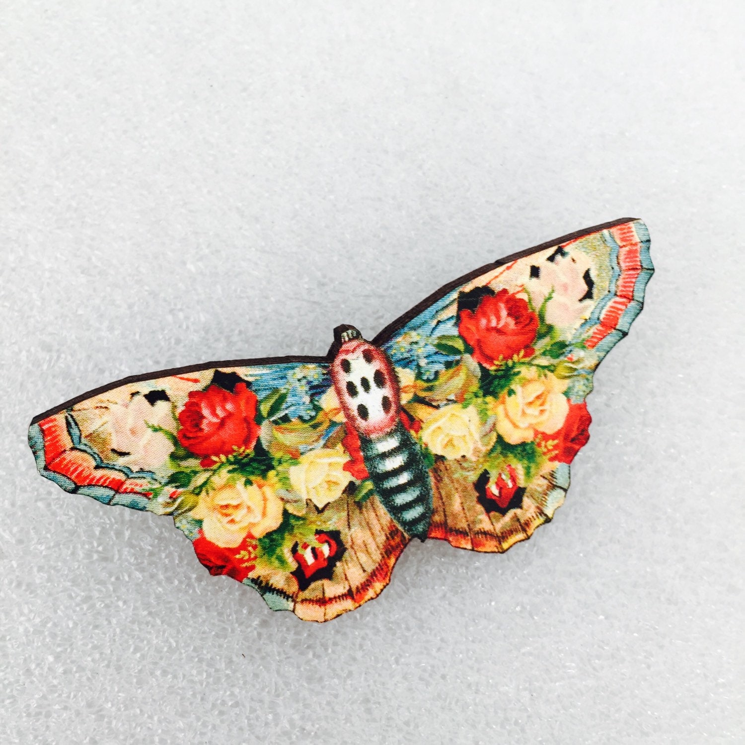 Pastell Gelb Und Rot Rose Schmetterling Holz Brosche Geburtstag Geschenk Rosen Natur Tierwelt Kleines Insekt Einzigartig Für Sie von LaviniasTeaParty