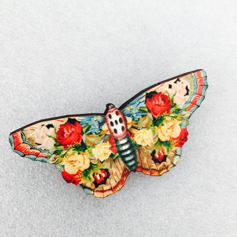 Pastell Gelb Und Rot Rose Schmetterling Holz Brosche Geburtstag Geschenk Rosen Natur Tierwelt Kleines Insekt Einzigartig Für Sie von LaviniasTeaParty