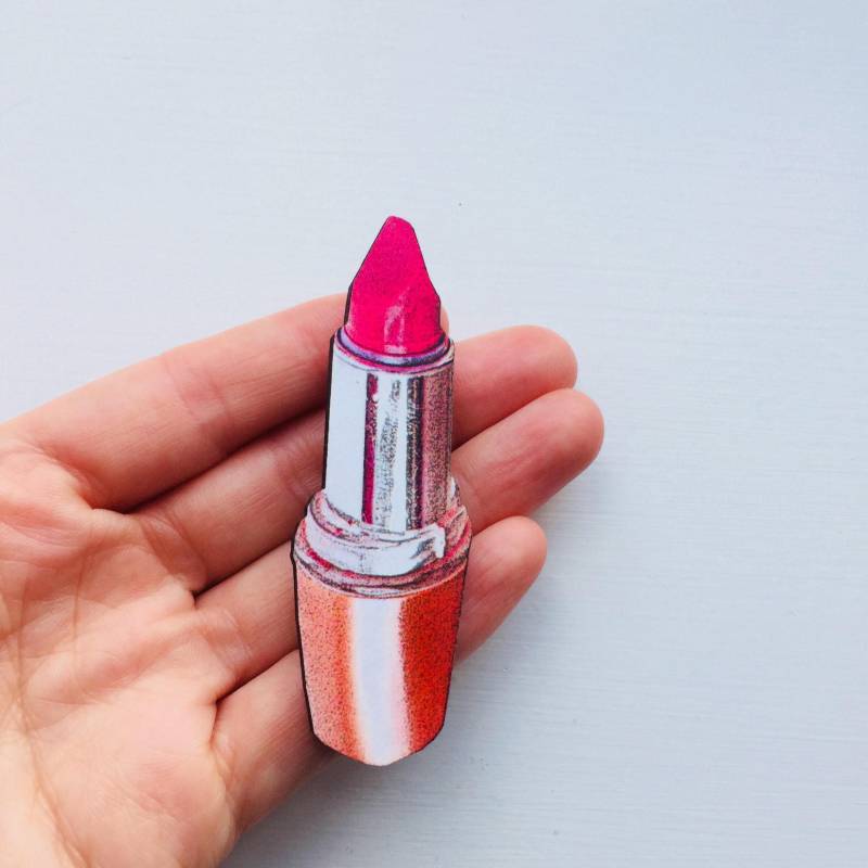Pfirsich Und Rosa Lippenstift Brosche Make Up Pin Geburtstag Holz Geschenk Für Stocking Filler Stuffer Schmuck Retro Kragen von LaviniasTeaParty