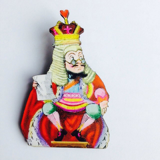 Richter König Der Herzen Aus Alice Im Wunderland Holz Brosche Pin Geschenk Unbirthday Madhatters Tea Party Outfit Kostüm Love Token Crown von LaviniasTeaParty