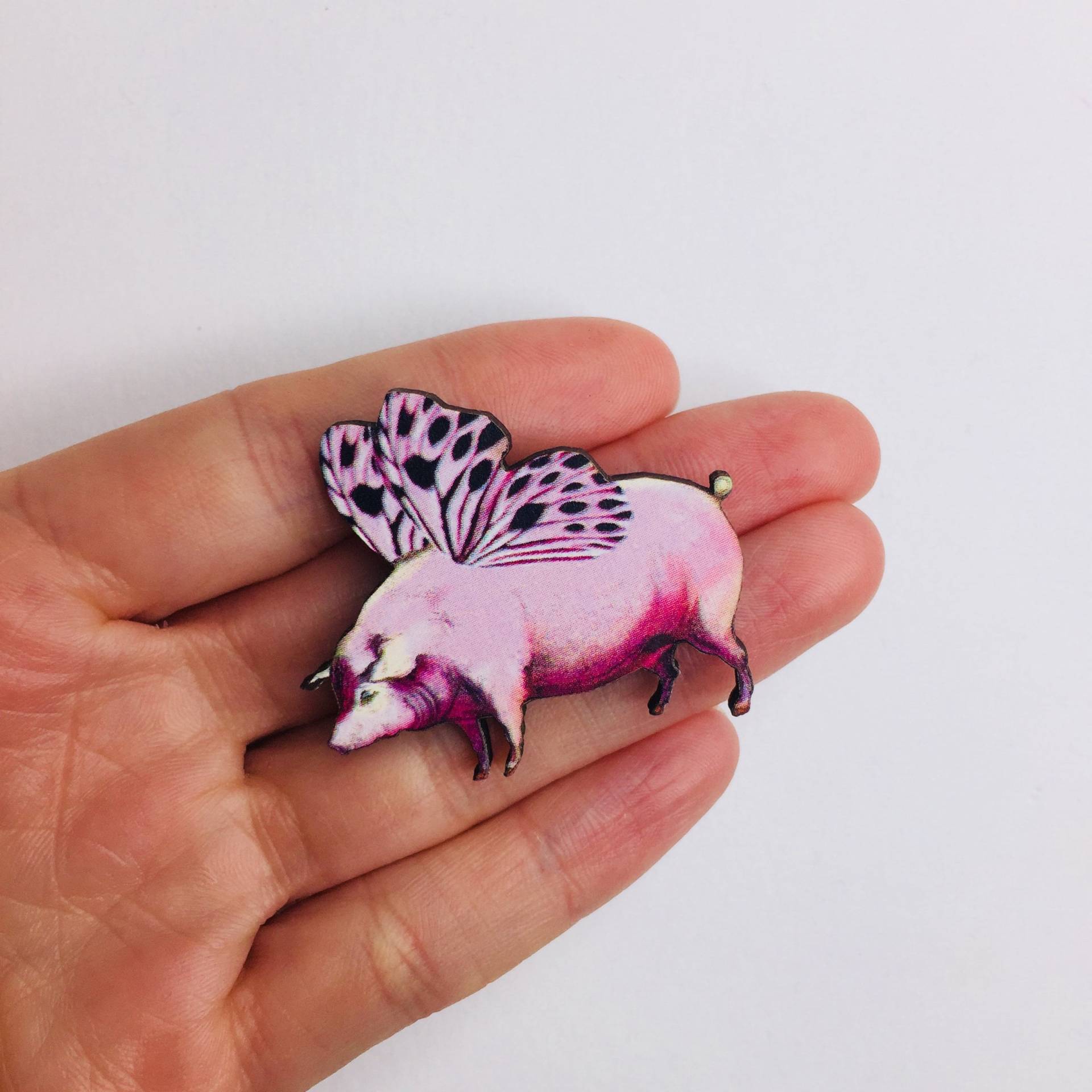 Rosa Schwarz Fliegende Schwein Holz Brosche Laser Cut Schmuck Quirky Pin Party Geburtstag Jahrestag Freundschaft Geschenk von LaviniasTeaParty