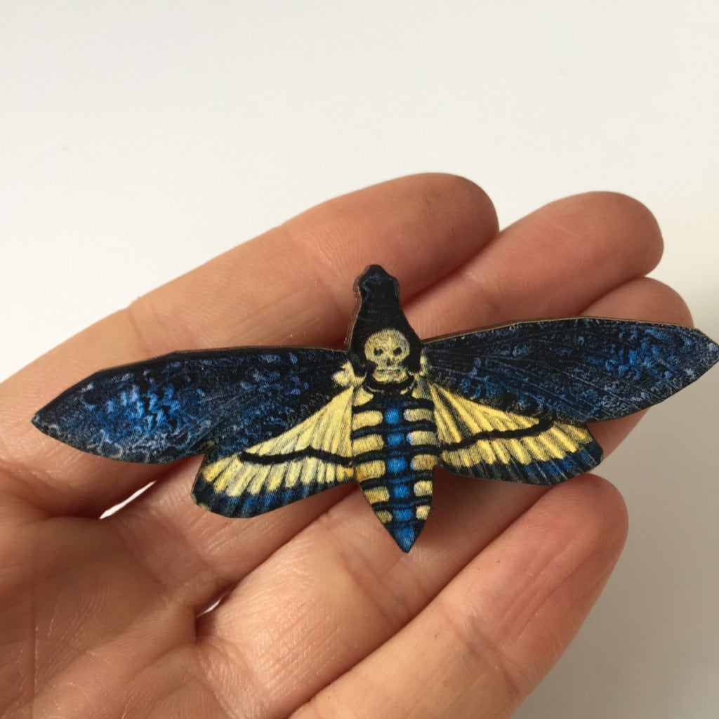 Schädel Motte Dunkelblau Und Schwarz Woodland Holz Brosche Geburtstagsgeschenk Natur Tierwelt Kleines Geschenk Insekt Einzigartig Für Sie von LaviniasTeaParty