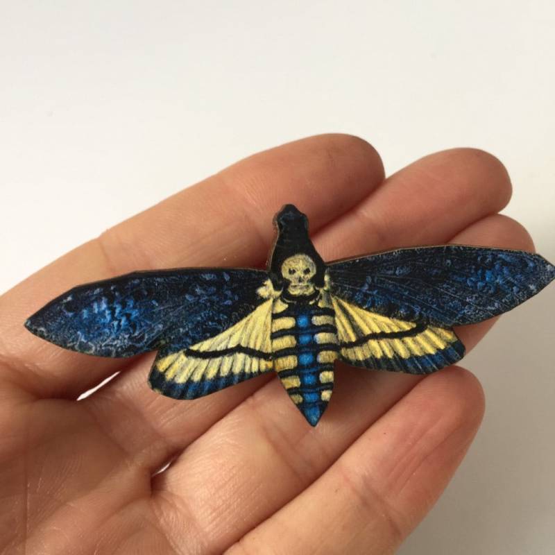 Schädel Motte Dunkelblau Und Schwarz Woodland Holz Brosche Geburtstagsgeschenk Natur Tierwelt Kleines Geschenk Insekt Einzigartig Für Sie von LaviniasTeaParty