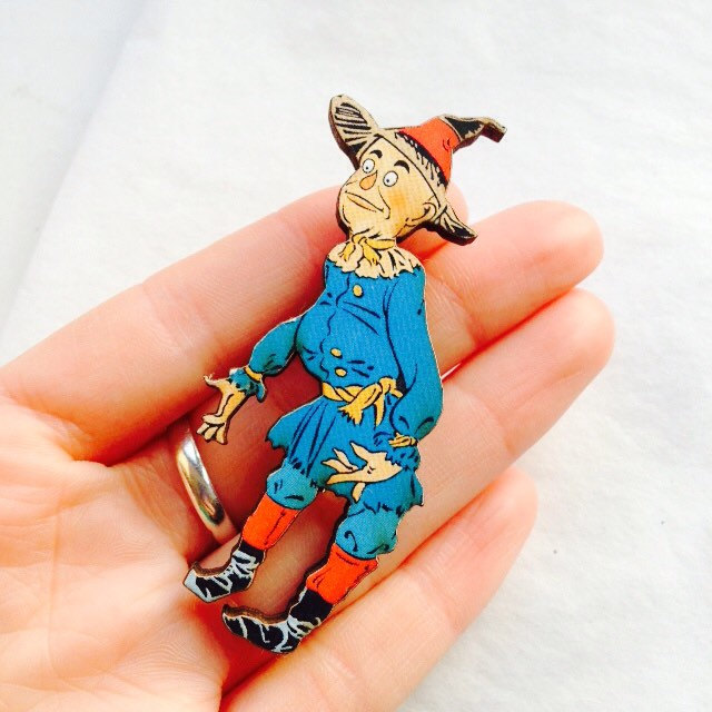 Vogelscheuche Stroh Mann in Blauer Kleidung Roter Hut Aus Dem Zauberer Von Oz Holz Brosche Geburtstag Weihnachten Urlaub Geschenk Für Land Of Fans von LaviniasTeaParty