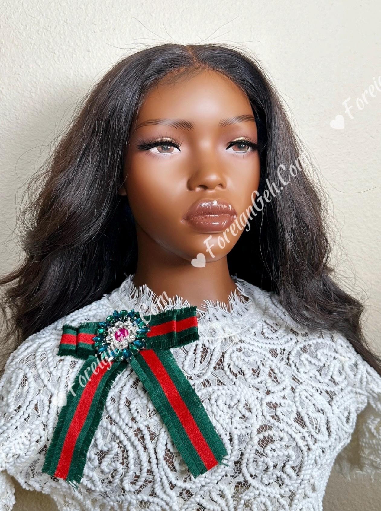 Jewel-Verschönerte Gestreifte Band-Brosche | Anspruchsvolles Sparkle-Accessoire Handgefertigt Für Stilvolle Eleganz Jewel-Verschönerte Gestreifte Band-Brosche | Anspruchsvolles Sparkle-Accessoire Handgefertigt Für Stilvolle Eleganz von LavishandLuxx