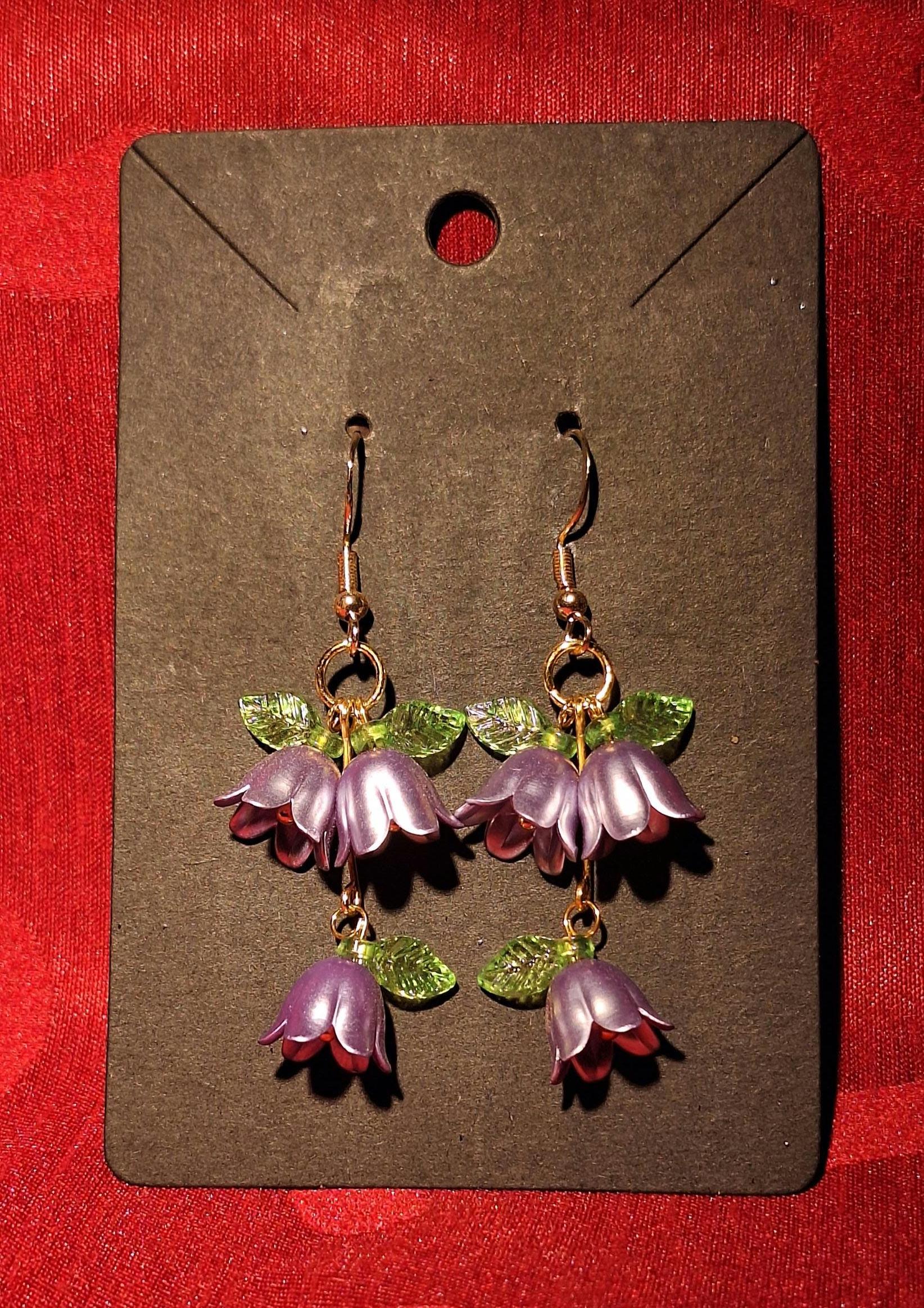 Selbstgemachte Whimsical Ohrringe, Cottagecore Vibe Und Fairy Accessoires, Hängende Lila Lily Valley Blüten Ohrringe Selbstgemachte Whimsical Ohrringe, Cottagecore Vibe Und Fairy Accessoires, Hängende Lila Lily Valley Blüten Ohrringe von LaxArtbyMeri