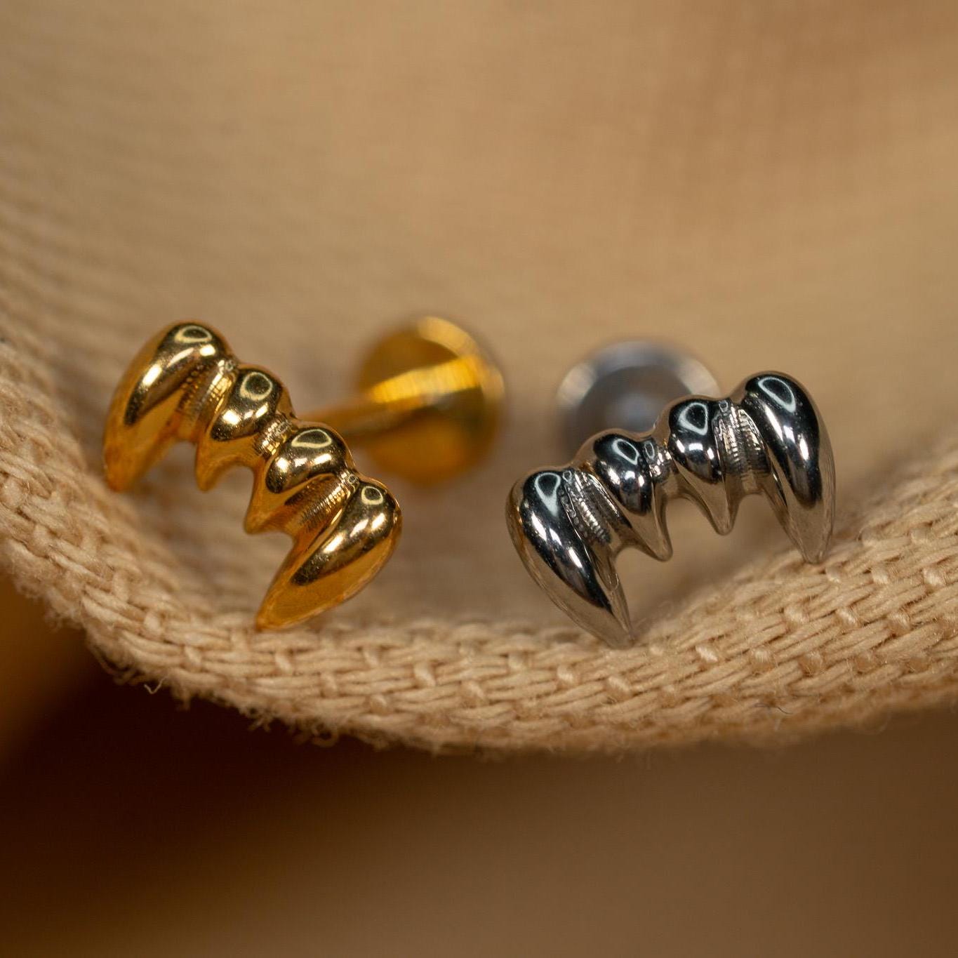 16G Vampirzähne Flat Back Stud - Screw Gothic Style Ohrringe Knorpel Piercing Helix Gold Silber Lj29.24 von LayaliJewels