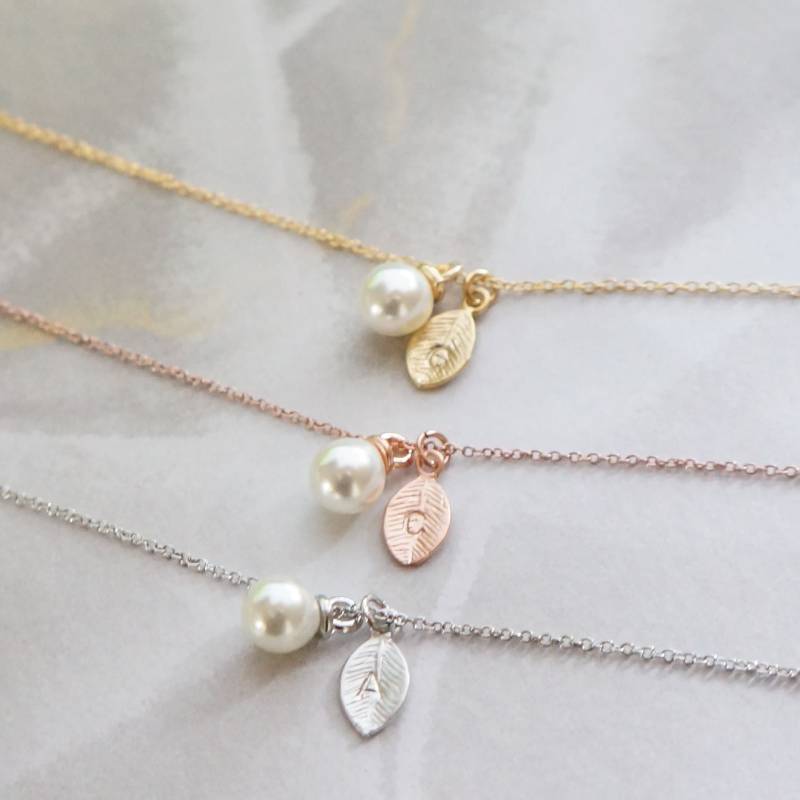 Zierliche Perlen Halskette Brautjungfer Geschenk Personalisierte Kleine Blatt Mädchen Minimal Brautschmuck von LayerIt