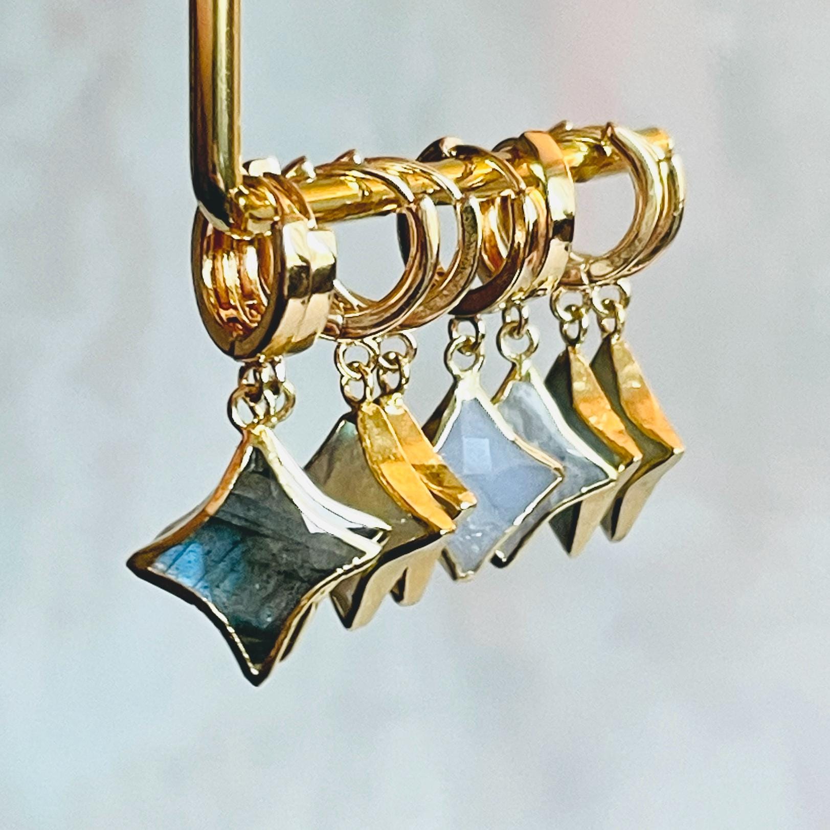 Edelstein Stern Ohrringe - Geschenk Für Sie, Leichte Ohrringe, Abschlussgeschenk, Labradorit Schmuck, Mondstein, Aquamarin, Blauer Spitzen Achat von LayerItJewelry