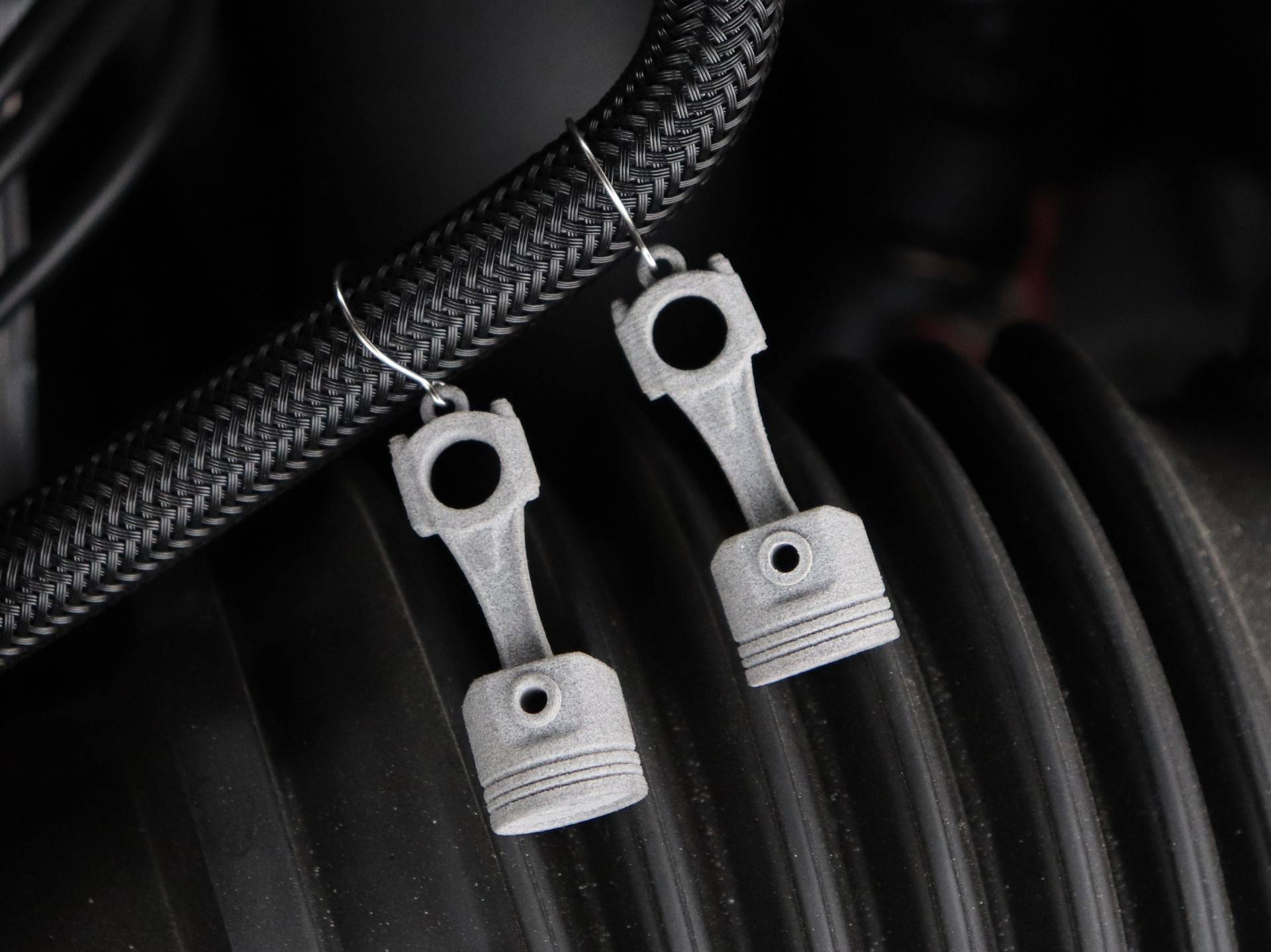 Kolben Und Pleuel Ohrringe 3D Gedruckt Nylon Schmuck Für Zahnrad Köpfe von LayersByDesign
