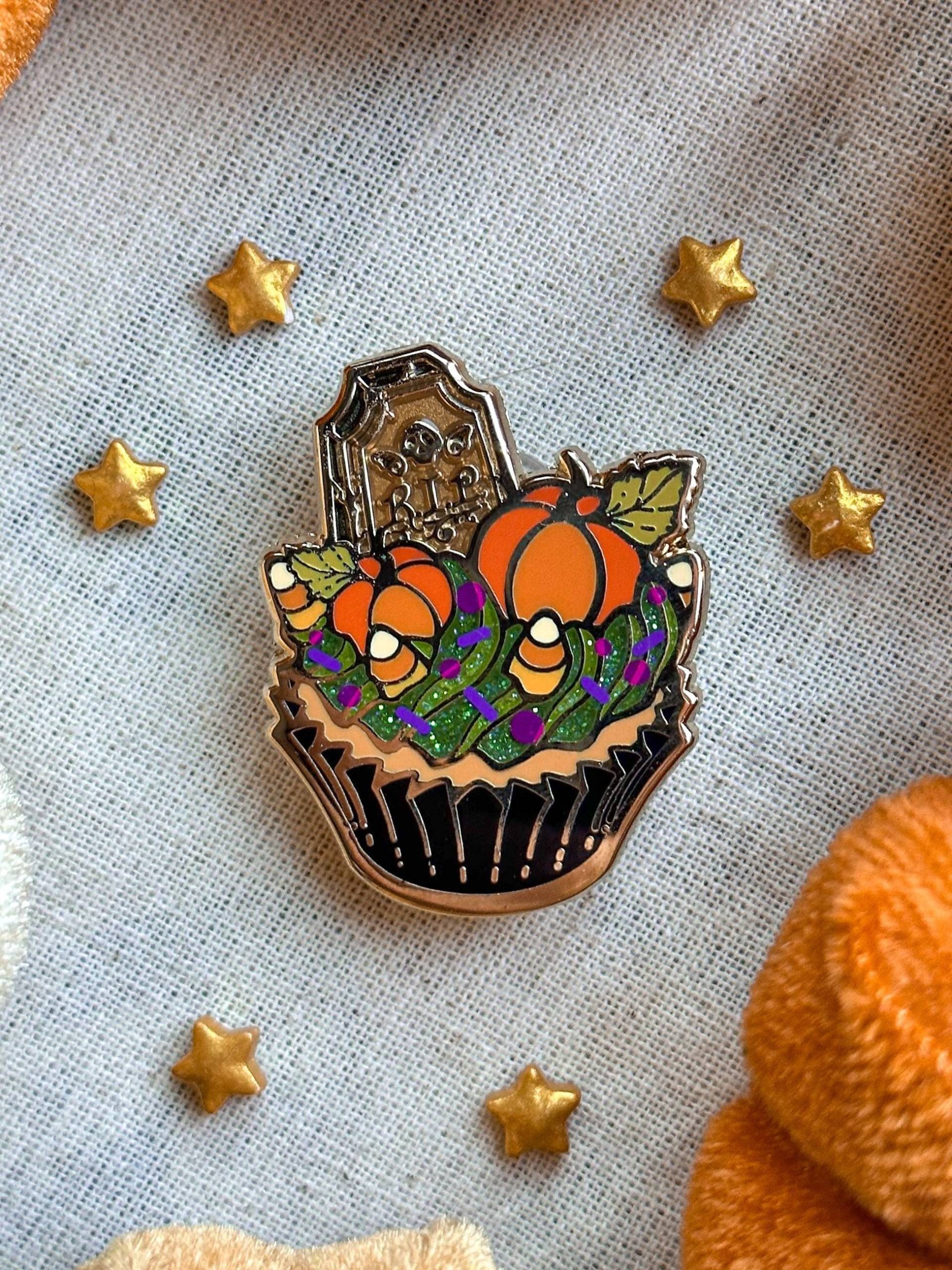 Candy Corn Cupcake Pin Aus Emaille. Emaille Pin. Witchy Zuckermais. Anstecker. Pins. Glitzer. Stifte Gesetzt. Halloweens von LaylaAshtarShrine