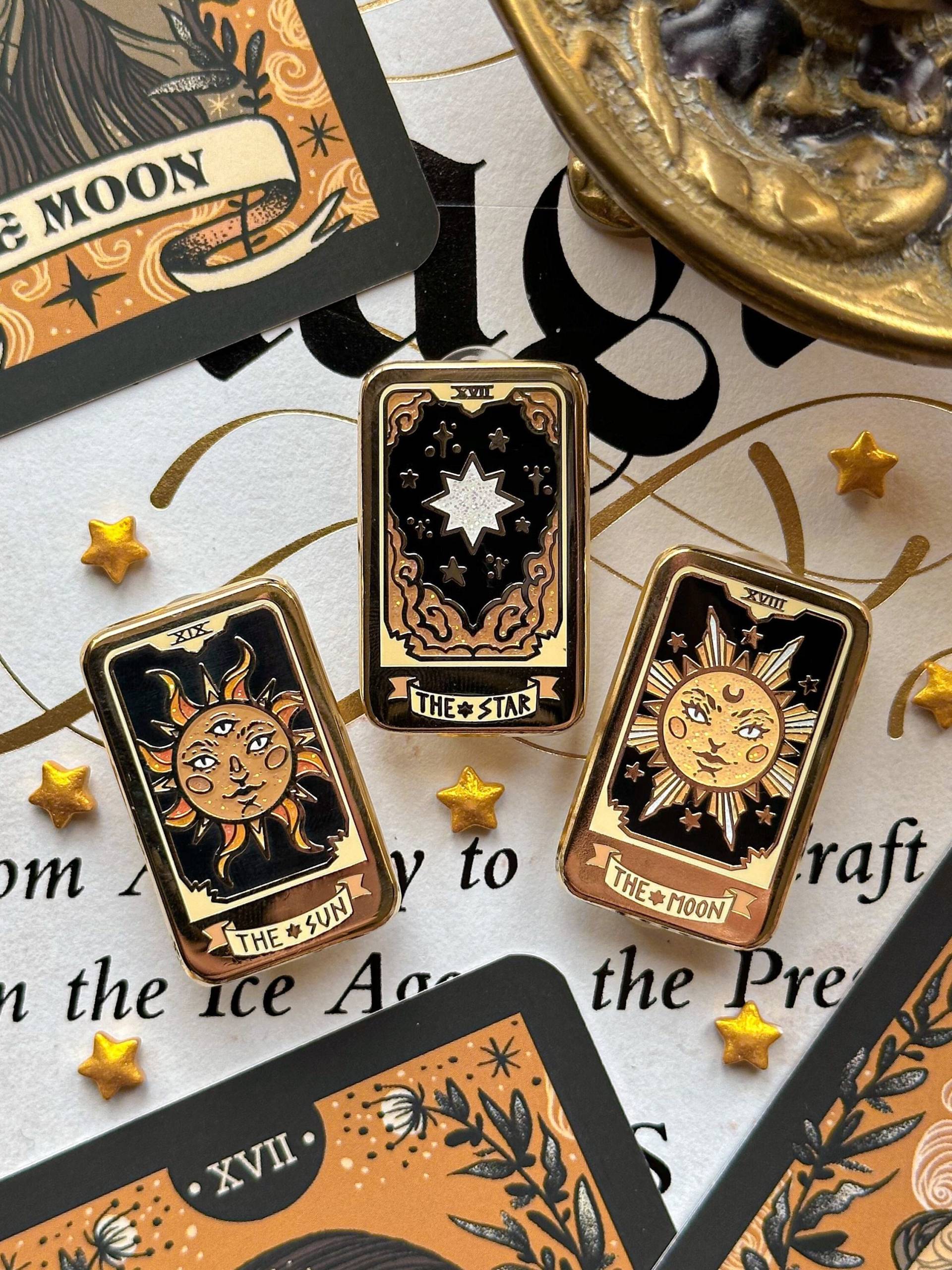 Celestial Tarot Karten. Emaille Pin. Hart Witchy Anstecker. Alles Sehende Auge Glitzer. Die Sonne. Der Mond. Stern. Brosche von LaylaAshtarShrine