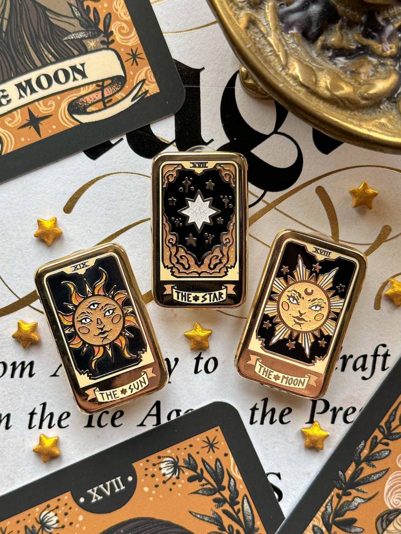 Celestial Tarot Karten. Emaille Pin. Hart Witchy Anstecker. Alles Sehende Auge Glitzer. Die Sonne. Der Mond. Stern. Brosche von LaylaAshtarShrine
