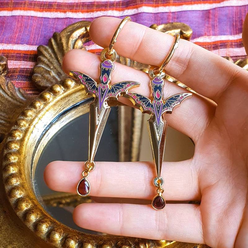 Fledermaus Athame Ohrringe. Hexe Anhänger Ohrringe. Athame. Dolch. Schwert. Vergoldete Creolen. Chirurgenstahl. Fledermausflügel. Granat von LaylaAshtarShrine