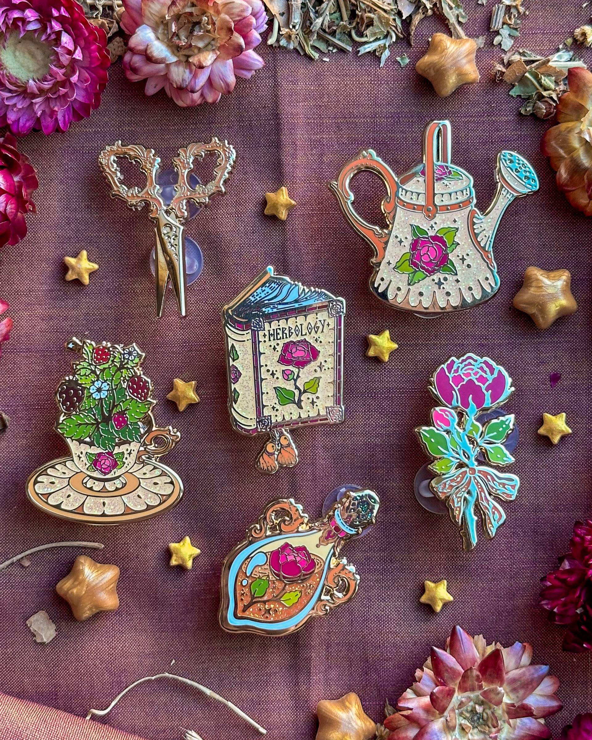 Grüne Hexe Set. Emaille Pin. Witchy Rosa Emaille-Pin. Kräuterkunde. Glitzer. Gießkanne. Brosche. Anstecknadel. Accessoires von LaylaAshtarShrine