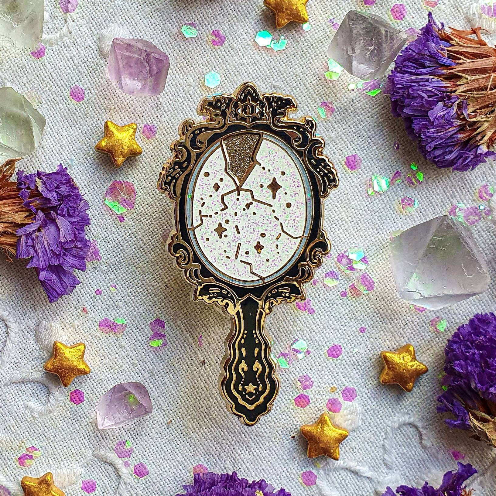 Kaputter Spiegel Emaille-Pin. Gold-Finish, Hart-Emaille. Grüne Hexe Pin. Glitzer. Gruselige Vibes Pins. Witchy Accessoires. Kristall, Tonsichtig von LaylaAshtarShrine