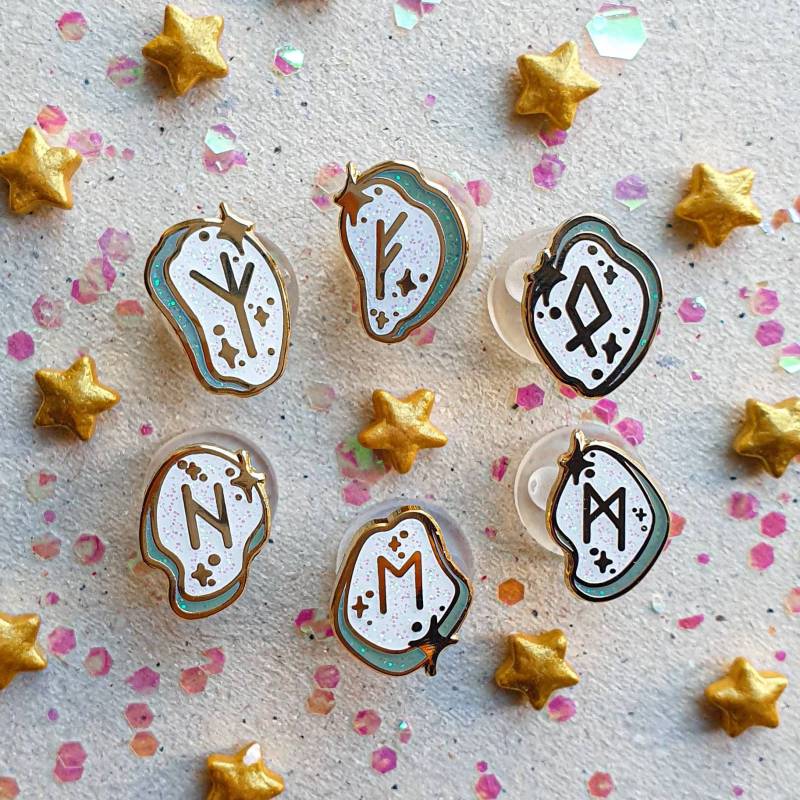 Runen Minis Set. Emaille Pin. Glitzer Pinnwandfüller. Witchy Accessoires. Gruselige Pins. Mini Pins Set. Goldemail Runen Minis Set. Emaille Pin. Glitzer Pinnwandfüller. Witchy Accessoires. Gruselige Pins. Mini Pins Set. Goldemail von LaylaAshtarShrine