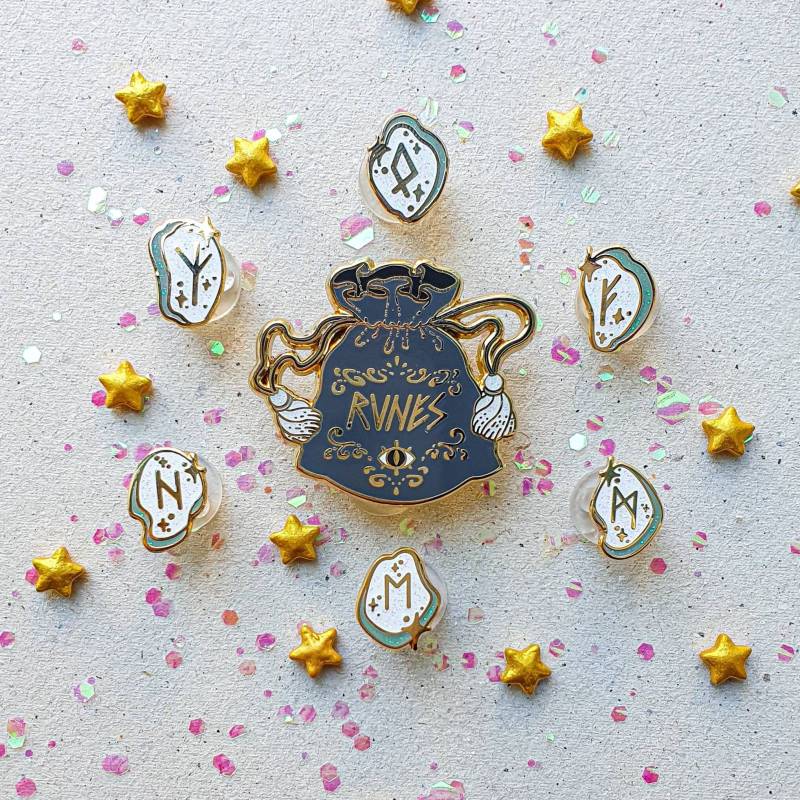 Runen Mit Sack Emaille Pin. Hart Witchy Anstecker. Mini Glitzer. Statement Accessoires. Brosche. Böser Blick Kugel von LaylaAshtarShrine