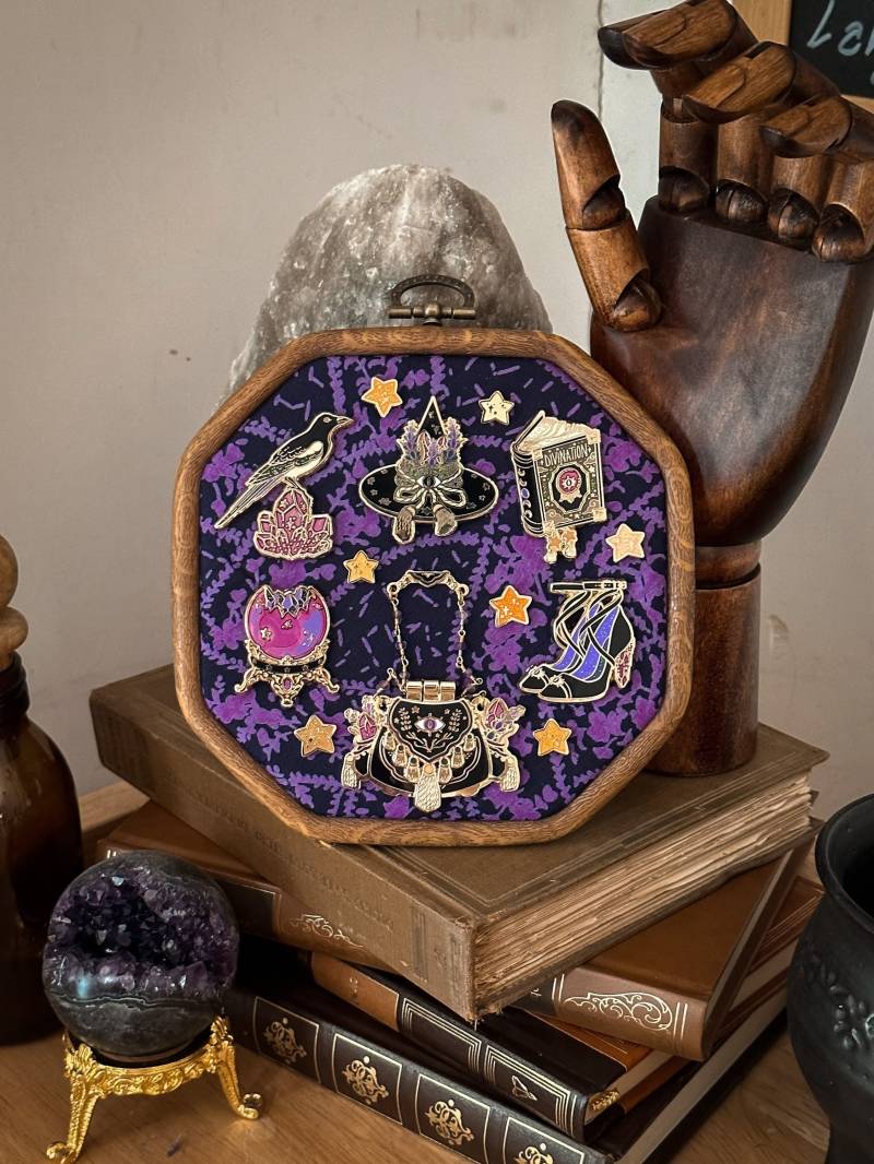 Sari Seidenreifen. Emaille Pin. Witchy Pin Anstecker. Recycelte Sari Seide. Statement Accessoires. Stickrahmen. Mini-Stifte Sari Seidenreifen. Emaille Pin. Witchy Pin Anstecker. Recycelte Sari Seide. Statement Accessoires. Stickrahmen. Mini-Stifte von LaylaAshtarShrine