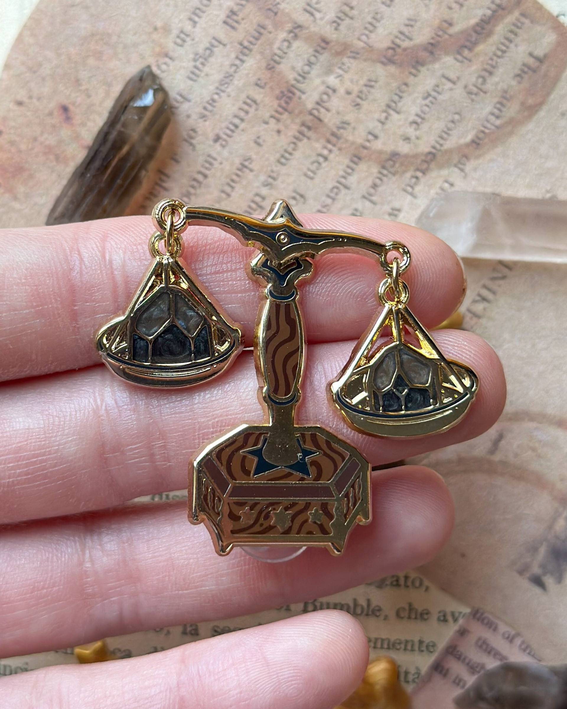 Spinnende Quarzschaum. Emaille Pin. Gold-Finish. Interaktiver Hart-Emaille. Dunkle Akademiker. Bücherwurm Pins. Witchy Vibes. Objektiv. Pin-Display von LaylaAshtarShrine