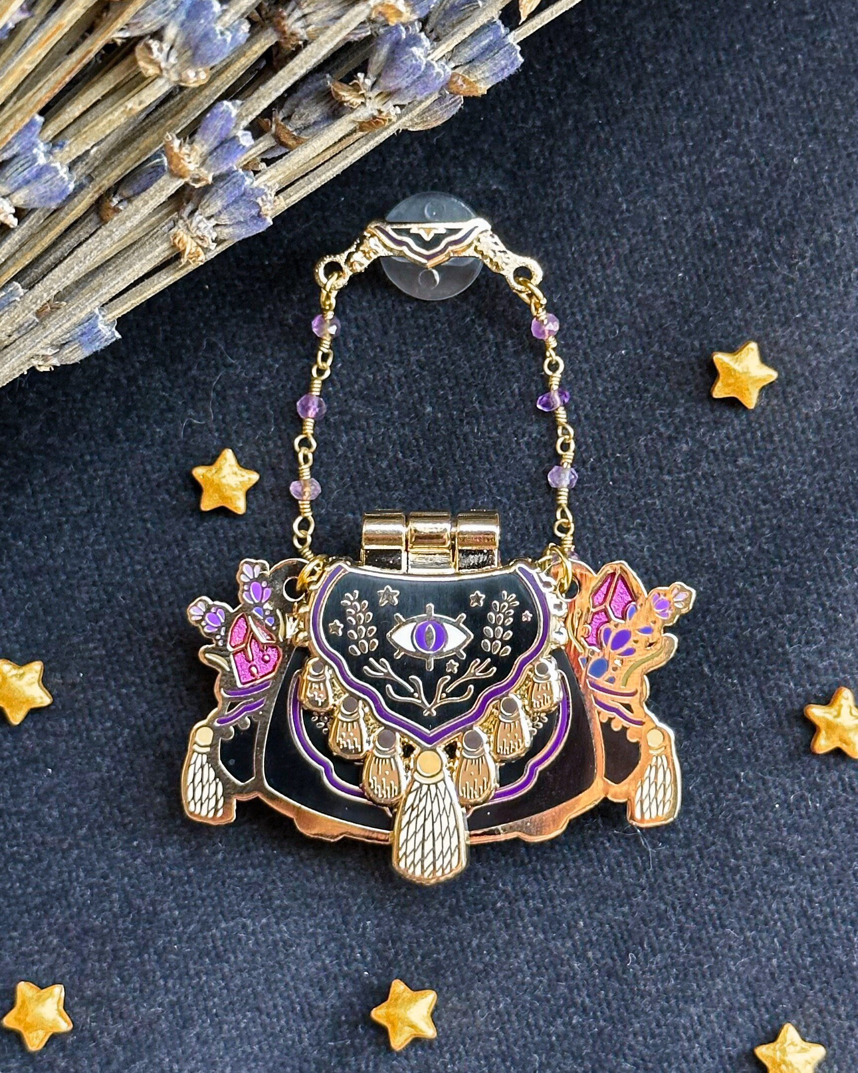 Tasche Mit Sternen. Emaille Pin. Gold-Finish. Hexe Glitzer. Gruselige Vibes. Witchy Accessoires. Kristall. Amethyst. Anstecknadel Mit Scharnieren von LaylaAshtarShrine