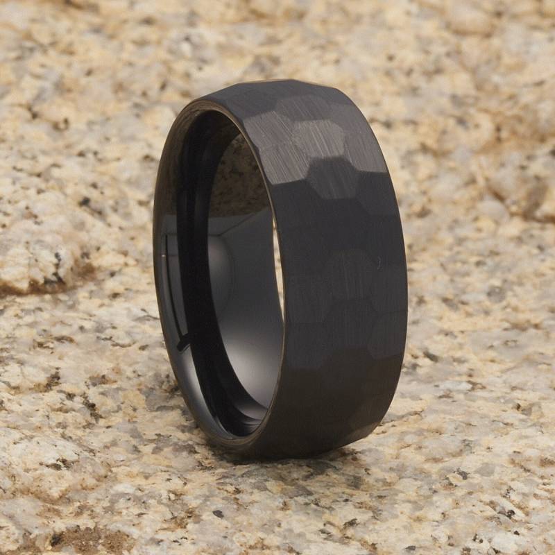 Schwarze Gehämmerte Wolframcarbid Ring - 8 Mm Ehering von LazerBoyzDesigns