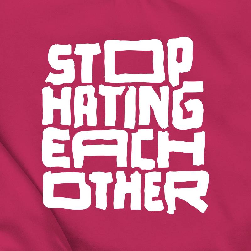 stop Hating Each Other - Bügelbild | Graffiti Spruch Aufbügeln Zu Hause Shirt Design Gegen Nazis Rechts Demo stop Hating Each Other - Bügelbild | Graffiti Spruch Aufbügeln Zu Hause Shirt Design Gegen Nazis Rechts Demo von LazorRocks
