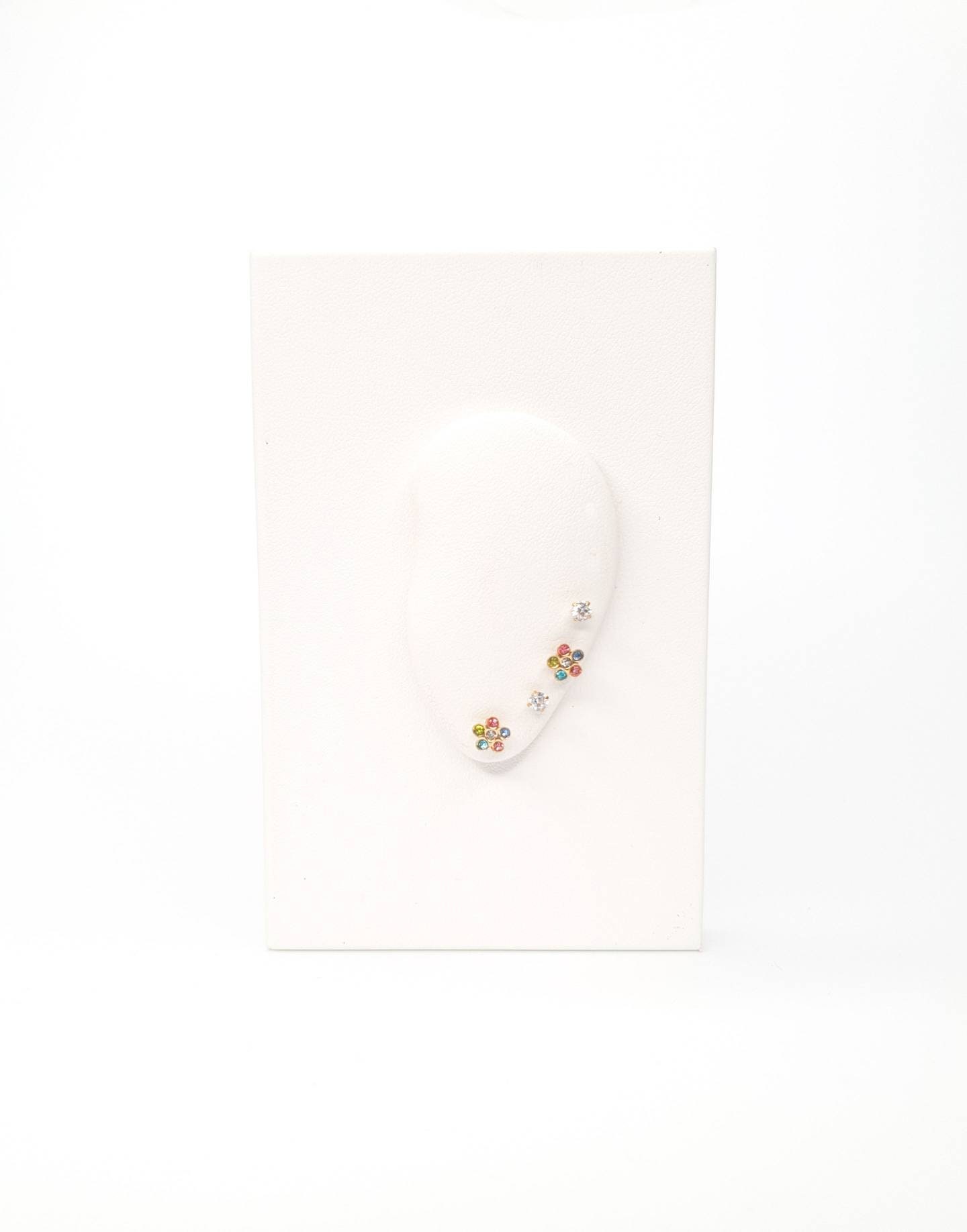 Blume Daisy & Winzige Ohrstecker Schraubrücken Ohrringe Set. 18K Vergoldeter/ Silberner Edelstahl. Stapel Ohrringe. Mädchen Geschenkset in Box Blume Daisy & Winzige Ohrstecker Schraubrücken Ohrringe Set. 18K Vergoldeter/ Silberner Edelstahl. Stapel Ohrringe. Mädchen Geschenkset in Box von LazurisLondon