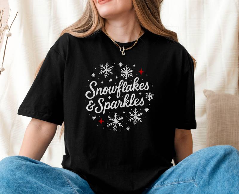 Snowflakes & Sparkles Unisex T-Shirt, Winter Motiv Mit Schneeflocken, Weihnachtsgeschenk Für Männer Und Frauen, Winterliches Design von LazyBlackSheep