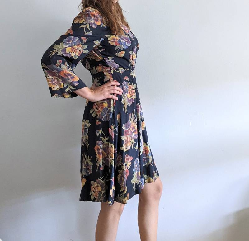 Handgefertigtes Floral A-Line Wickelkleid - Stiefmütterchen Muster 3/4 Sommer Garten Party Kleid Hochzeit Crasher Abendkleid Passend Für von LazyGirlSunday