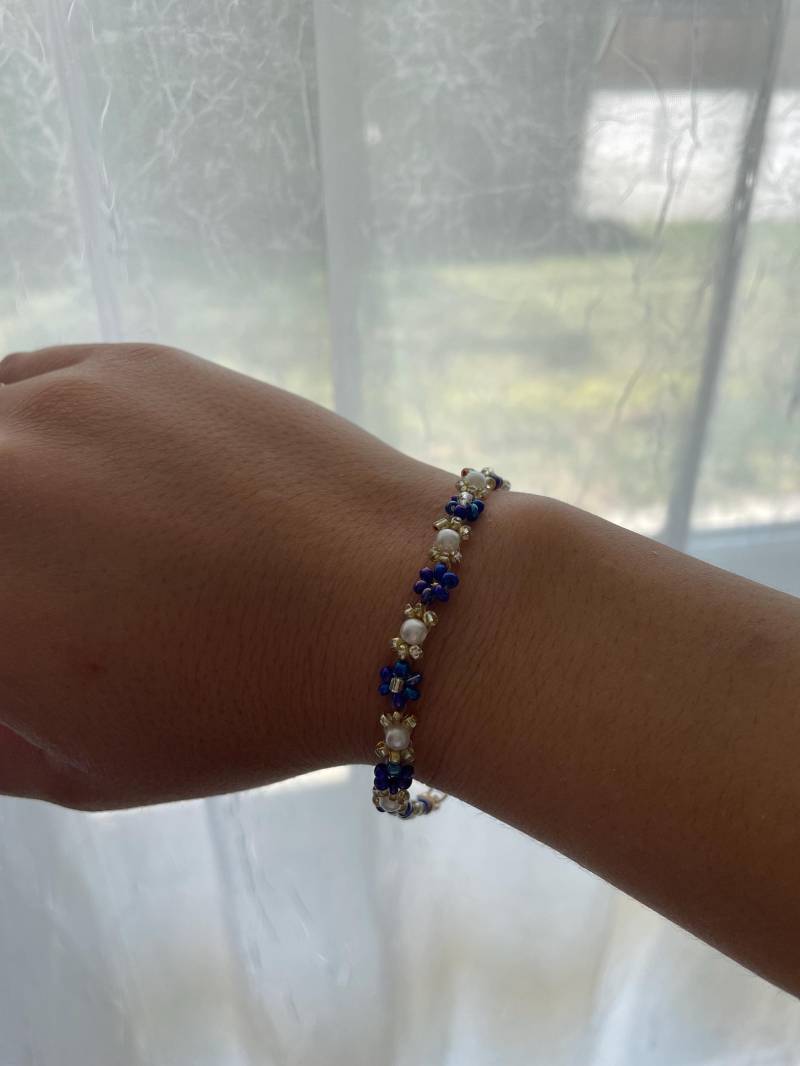 Handgemachtes Blumen-Perlenarmband von LazyHandsDesign