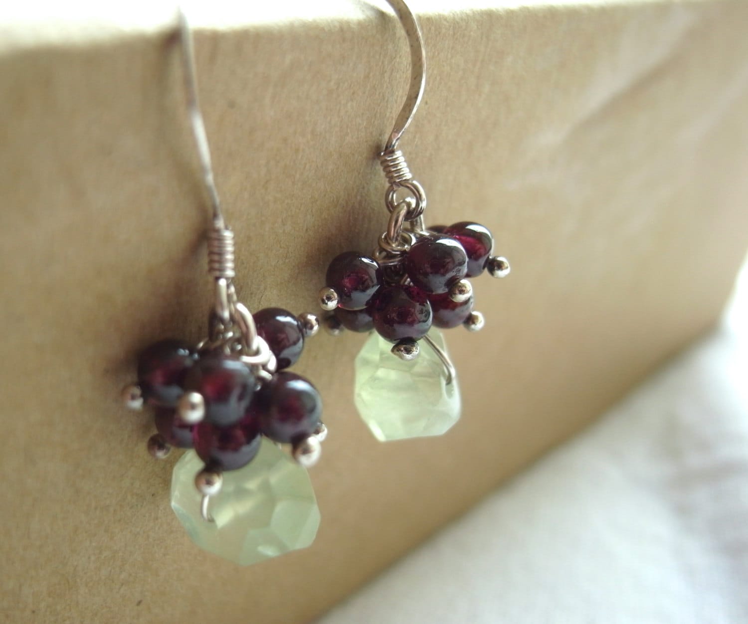 Prenite Und Granat Silberohrringe Prenite Und Granat Silberohrringe von LazyPeachJewellery