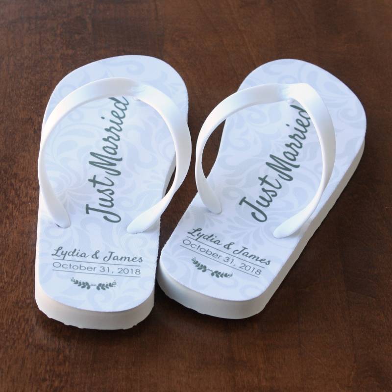 Just Married Flip Flops Mit Personalisiertem Druck - Datum Und Name Elfenbein-Gummisohle Just Married Flip Flops Mit Personalisiertem Druck - Datum Und Name Elfenbein-Gummisohle von LazySundayFootwear