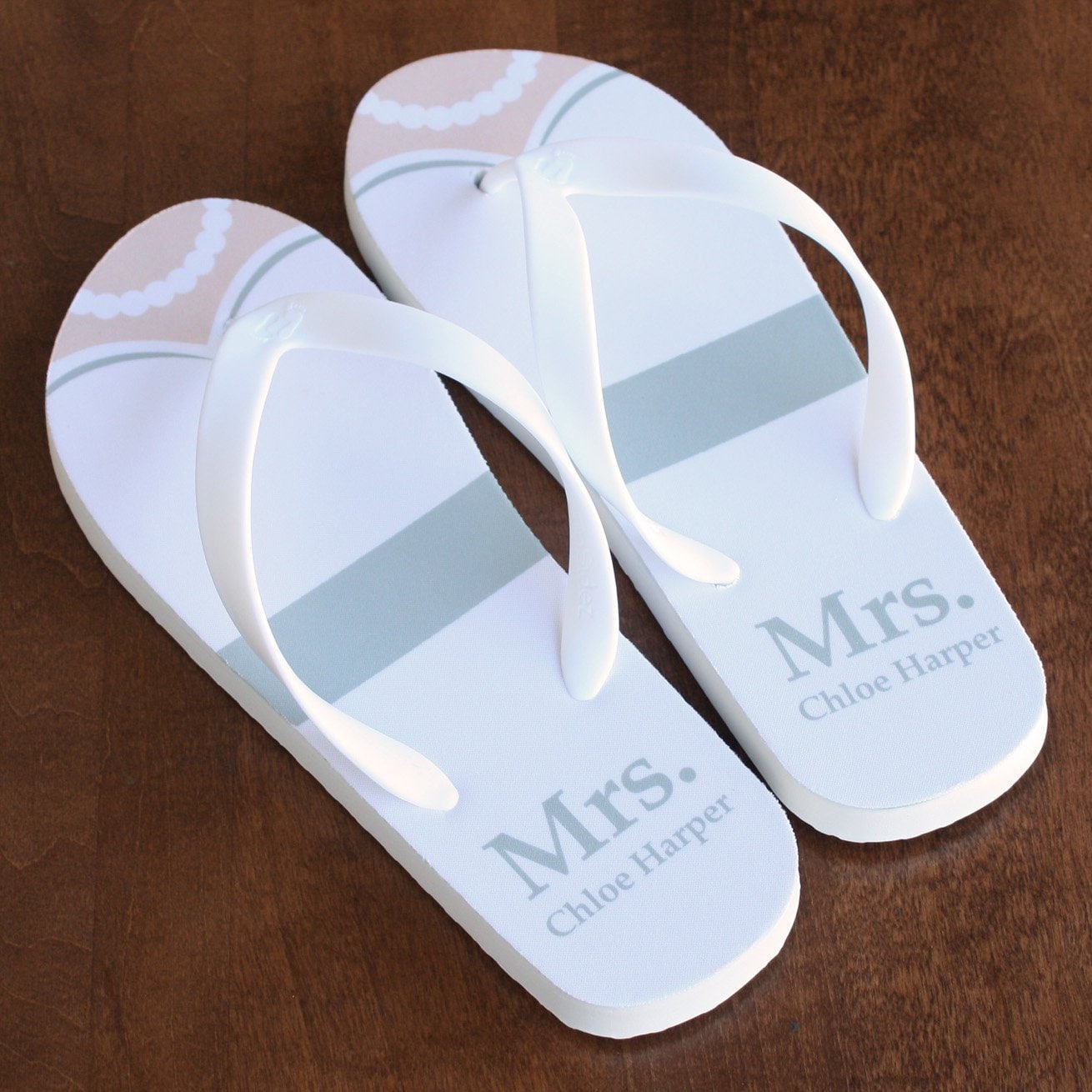 Mrs. & Flip Flops Personalisierter Druck - Braut Elfenbein Gummisohlen Mrs. & Flip Flops Personalisierter Druck - Braut Elfenbein Gummisohlen von LazySundayFootwear