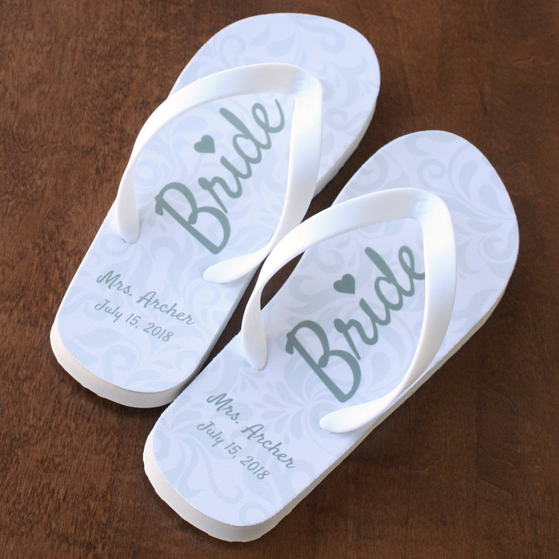 Personalisierte Hochzeit Flip Flops - Individuelle Braut Sandalen Mit Name/Datum, Weiß & Anderen Farben Personalisierte Hochzeit Flip Flops - Individuelle Braut Sandalen Mit Name/Datum, Weiß & Anderen Farben von LazySundayFootwear