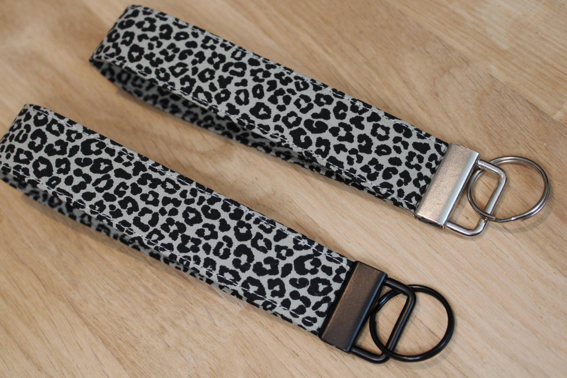 Leo Schlüsselanhänger | Schlüssel-Armband Schlüsselband Key Wristlet Geschenk Für Freunde Leo Schlüsselanhänger | Schlüssel-Armband Schlüsselband Key Wristlet Geschenk Für Freunde von LazyouHandmade