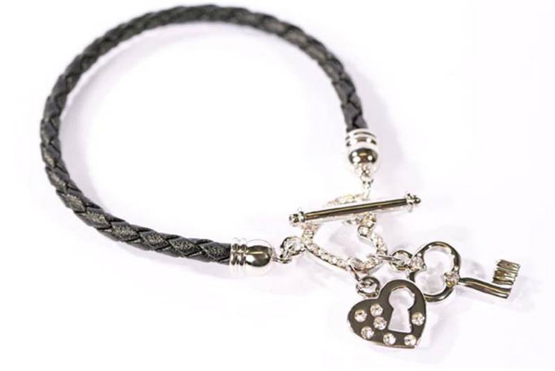 Le Bijou Bettelarmband Crystal Whisper (1-tlg), Leder-Armband mit Bettelanhängern mit Markenkristallen von Le Bijou