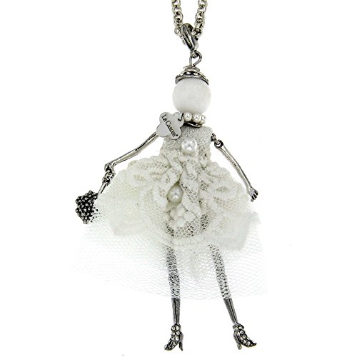 Le Carose Damen-Halskette aus der Braut-Kollektion. Der Schmuck ist aus Messing mit einer weißen Galvanik-Puppe und einem kurzen weißen Spitzenkleid mit Perlen und Anhänger für die Braut. Größe: Le Carose Damen-Halskette aus der Braut-Kollektion. Der Schmuck ist aus Messing mit einer weißen Galvanik-Puppe und einem kurzen weißen Spitzenkleid mit Perlen und Anhänger für die Braut. Größe: von Le Carose