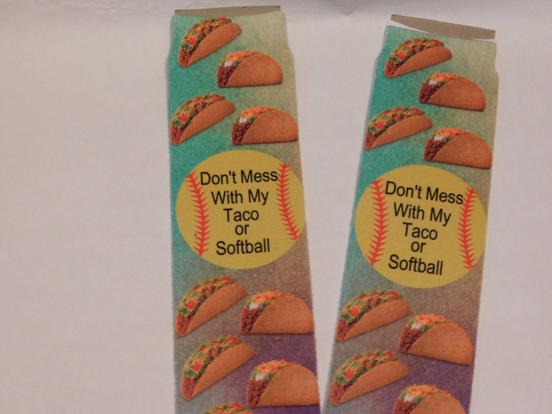 Unisex Benutzerdefinierte Socken, Leg Dich Nicht Mit Meinen Taco - Oder Softball-Socken An Unisex Benutzerdefinierte Socken, Leg Dich Nicht Mit Meinen Taco - Oder Softball-Socken An von LeAngelaDesigns