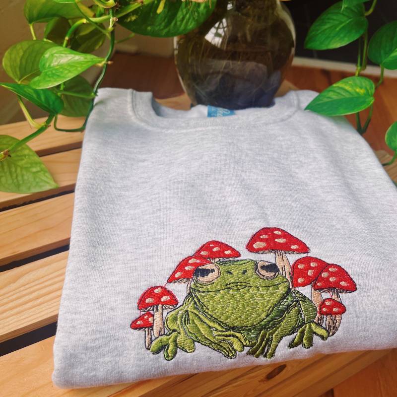 Asche Frosch Pilz Rundhalsausschnitt - Bestickter Fleece Pullover Besticktes Sweatshirt Hippie-Kleidung von LeBeauDenimCompany
