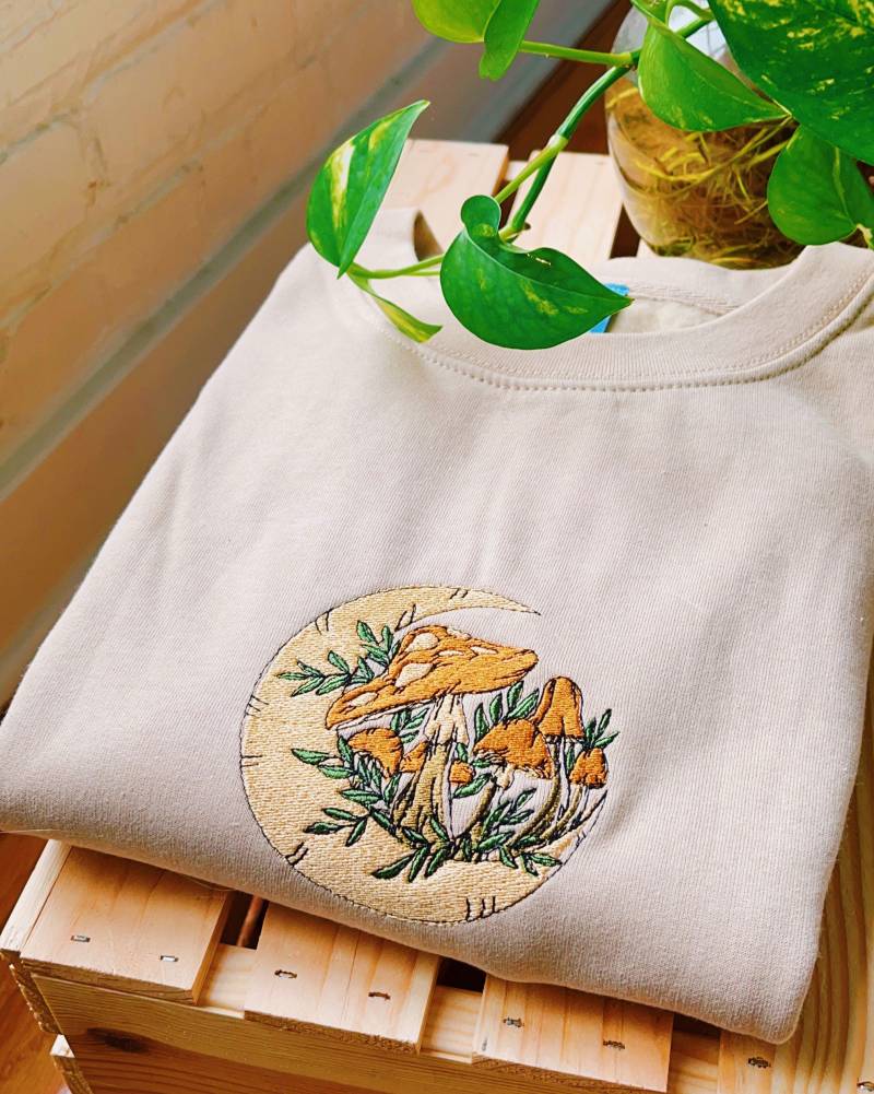 Bestickter Pilz-Mond Mit Rundhalsausschnitt - Unisex Fleece-Pullover von LeBeauDenimCompany