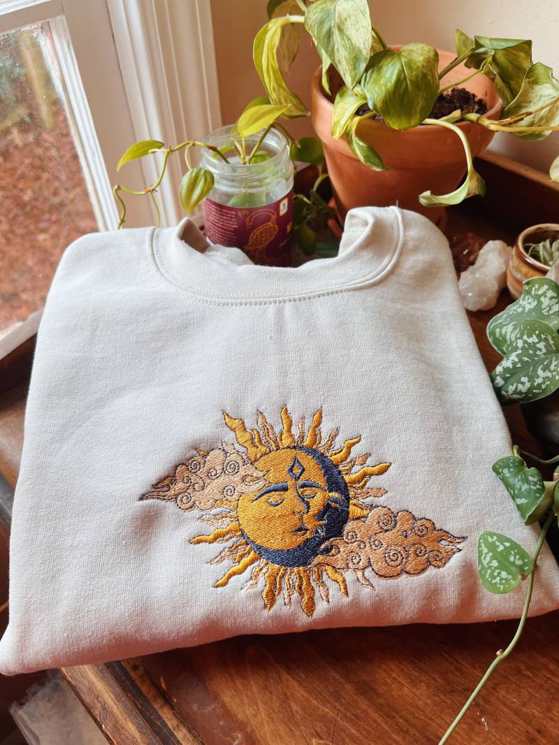 Bestickter Sun & Moon Crewneck - Unisex Fleece Pullover von LeBeauDenimCompany